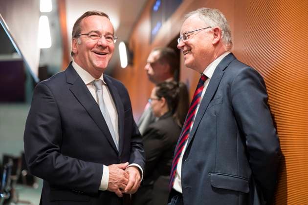 Bilder des Jahres 2024, News 06 Juni News Themen der Woche KW25 News Bilder des Tages Ministerpräsidentenkonferenz im Bundeskanzleramt, Berlin, 20.06.2024 Boris Pistorius (Bundesminister der Verteidigung, SPD) und Stephan Weil (Ministerpräsident von Niedersachsen, SPD) im Gespräch vor den Beratungen bei der Ministerpräsidentenkonferenz mit den Regierungschefinnen und Regierungschefs der Länder im Bundeskanzleramt, Berlin, 20.06.2024 Berlin Bundeskanzleramt Copyright: xBenxKriemannx
