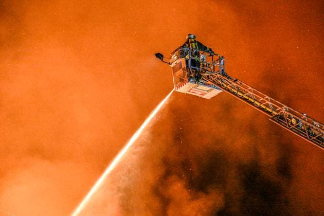 Bilder des Jahres 2024, News 06 Juni News Themen der Woche KW25 News Bilder des Tages Brand in Gerstetten, Feuerwehrleute halten Löschschläuche in die Flammen einer brennenden Zimmerei. Bei einem Großbrand in der Nacht bei Gerstetten im Landkreis Heidenheim waren die Einsatzkräfte stark gefordert. Gerstetten Baden-Württemberg Deutschland Gussenstadt