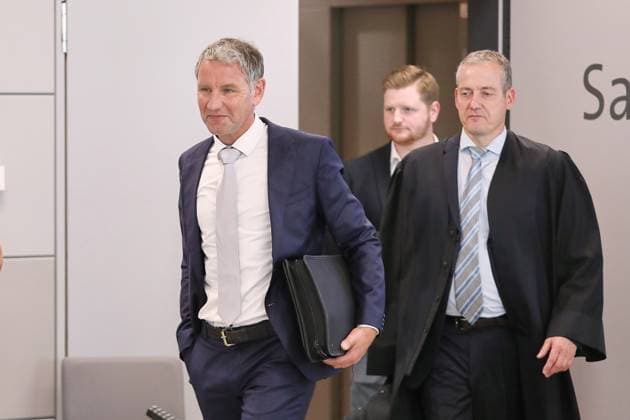 Bilder des Jahres 2024, News 06 Juni News Themen der Woche KW26 News Bilder des Tages Halle (Saale), Sachsen-Anhalt, Deutschland, 24.06.2024: Justizzentrum: 2. Prozess gegen Thüringens AfD-Landeschef Björn Höcke: Björn Höcke (links) betritt mit seinem Anwalt Ralf Hornemann (rechts) nach der ersten Verhandlungspause im Gerichtssaal; Zum eigentlichen Prozessauftakt am Morgen waren Bilder untersagt worden, nach Beschwerden von Medienvertretern wurden sie schließlich doch zugelassen Copyright: xdtsxNachrichtenagenturx dts_41632