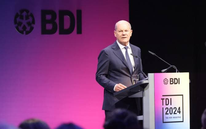 Bilder des Jahres 2024, News 06 Juni News Themen der Woche KW26 News Bilder des Tages Tad der Industrie mit Scholz 24.06.2024, Germany,Berlin, Gasometer, Tag der deutschen Industrie, BDI Praesident Siegfried Russwurm mit Bundeskkanzler Olaf Scholz, Berlin Berlin Germany