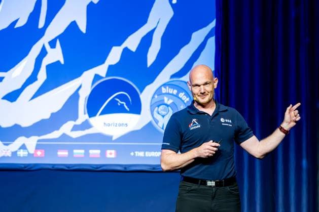 Dr. Alexander Gerst hält inspirierenden Vortrag über Raumfahrt 24.06.24, Limburg: Dr. Alexander Gerst hält inspirierenden Vortrag über Raumfahrt Dr. Alexander Gerst, auch bekannt als Astro Alex , hält einen fesselnden Vortrag auf der Bühne. Der deutsche Astronaut teilt seine Erfahrungen und Erkenntnisse aus der Raumfahrt mit einem begeisterten Publikum. Limburg Hessen Germany Stadthalle