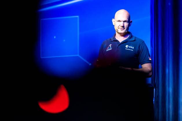 Dr. Alexander Gerst hält inspirierenden Vortrag über Raumfahrt 24.06.24, Limburg: Dr. Alexander Gerst hält inspirierenden Vortrag über Raumfahrt Dr. Alexander Gerst, auch bekannt als Astro Alex , hält einen fesselnden Vortrag auf der Bühne. Der deutsche Astronaut teilt seine Erfahrungen und Erkenntnisse aus der Raumfahrt mit einem begeisterten Publikum. Limburg Hessen Germany Stadthalle