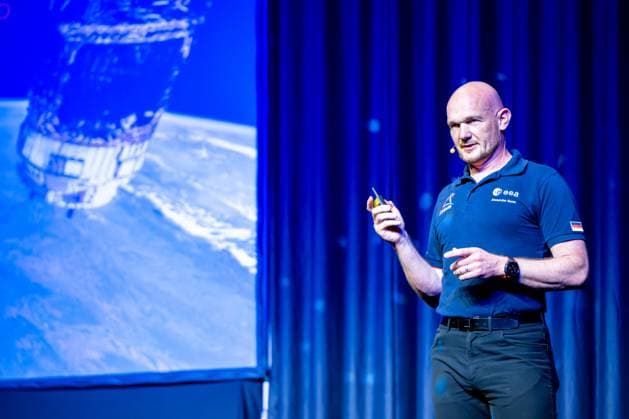 Dr. Alexander Gerst hält inspirierenden Vortrag über Raumfahrt 24.06.24, Limburg: Dr. Alexander Gerst hält inspirierenden Vortrag über Raumfahrt Dr. Alexander Gerst, auch bekannt als Astro Alex , hält einen fesselnden Vortrag auf der Bühne. Der deutsche Astronaut teilt seine Erfahrungen und Erkenntnisse aus der Raumfahrt mit einem begeisterten Publikum. Limburg Hessen Germany Stadthalle