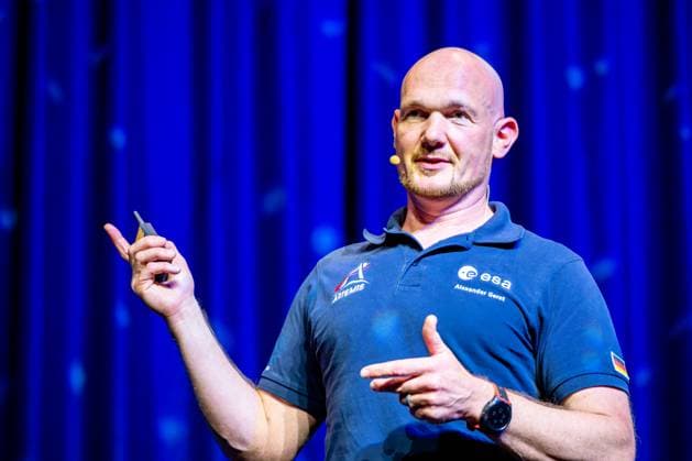 Dr. Alexander Gerst hält inspirierenden Vortrag über Raumfahrt 24.06.24, Limburg: Dr. Alexander Gerst hält inspirierenden Vortrag über Raumfahrt Dr. Alexander Gerst, auch bekannt als Astro Alex , hält einen fesselnden Vortrag auf der Bühne. Der deutsche Astronaut teilt seine Erfahrungen und Erkenntnisse aus der Raumfahrt mit einem begeisterten Publikum. Limburg Hessen Germany Stadthalle