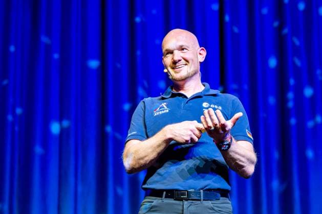 Dr. Alexander Gerst hält inspirierenden Vortrag über Raumfahrt 24.06.24, Limburg: Dr. Alexander Gerst hält inspirierenden Vortrag über Raumfahrt Dr. Alexander Gerst, auch bekannt als Astro Alex , hält einen fesselnden Vortrag auf der Bühne. Der deutsche Astronaut teilt seine Erfahrungen und Erkenntnisse aus der Raumfahrt mit einem begeisterten Publikum. Limburg Hessen Germany Stadthalle