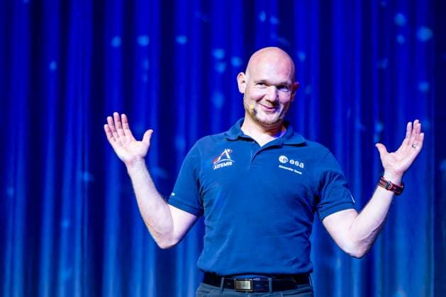 Dr. Alexander Gerst hält inspirierenden Vortrag über Raumfahrt 24.06.24, Limburg: Dr. Alexander Gerst hält inspirierenden Vortrag über Raumfahrt Dr. Alexander Gerst, auch bekannt als Astro Alex , hält einen fesselnden Vortrag auf der Bühne. Der deutsche Astronaut teilt seine Erfahrungen und Erkenntnisse aus der Raumfahrt mit einem begeisterten Publikum. Limburg Hessen Germany Stadthalle