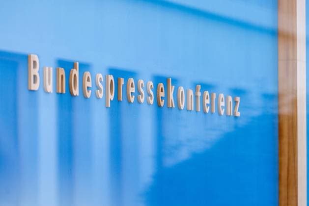 Neue Verfassungsbeschwerden gegen das Bundesklimaschutzgesetz Deutschland, Berlin am 26.06.2024: Das Schild Bundespressekionferenz auf die blaue Wand.