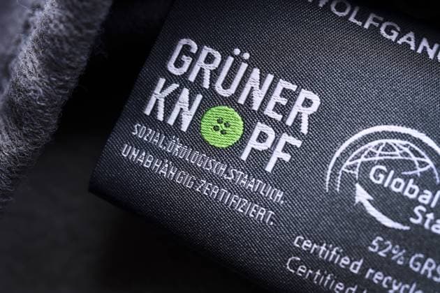 GrÃ¼ner Knopf, staatliches Siegel zur Kennzeichnung von nachhaltigen Textilien, Etikett an einer Textilie