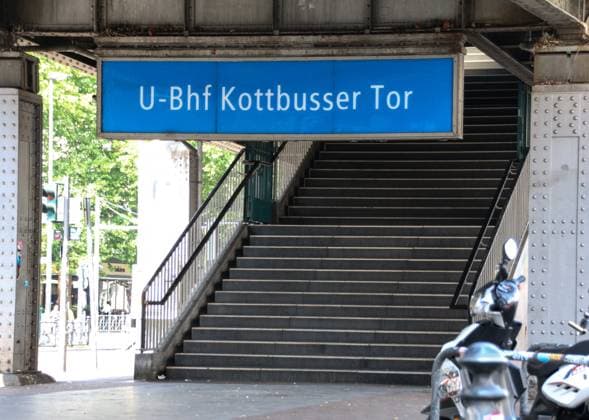 leere treppe zum u-bahnhof kottbusser tor aus angst vor gewalt leere treppe zum u-bahnhof kottbusser tor aus angst vor gewalt