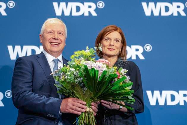 Bilder des Jahres 2024, News 06 Juni News Themen der Woche KW26 Entertainment Themen der Woche KW26 Entertainment Bilder des Tages Wahl des Intendanten der Intendantin des WDR Kunst, Kultur, Unterhaltung: Foto- und Pressetermin fuer die Wahl des Intendanten der Intendantin des WDR am 27.06.24 im Marsiliussaal in Koeln. Tom Buhrow (WDR Intendant) uebergibt einen Blumenstrauss an Dr. Katrin Vernau (zukuneftige WDR Intendantin). Foto: Kirchner-Media TH Copyright: xKirchner-Media THx