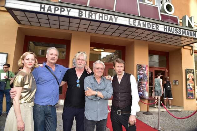 Bilder des Jahres 2024, Entertainment 06 Juni Entertainment Themen der Woche KW26 Entertainment Bilder des Tages Leander Haussmann feiert 65. Geburtstag Annita Kuhl, Leander Haussmann, Detlef Buck, Henry Hübchen, Alexaynder Scherr Leander Haussmann, Kultregisseur aus Berlin wird am 26. Juni 65 - und das Babylon feiert ihn mit einer Retrospektive seines Werkes in Berlin, am 12.06.2024