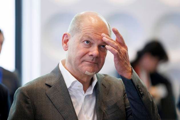 Bilder des Jahres 2024, News 06 Juni News Themen der Woche KW26 News Bilder des Tages Bundeskanzler Olaf Scholz (SPD) bei seinem Besuch im IPCC. Bundeskanzler Scholz (SPD) und NRW-Innenminister Herbert Reul (CDU) besuchen International Police Cooperation Center. Im internationalen Kooperationszentrum werten 300 Polizistinnen und Polizisten vom Bund, aus den Bundesländern, sowie den 24 beteiligten Teilnehmerländern Informationen rund um die EM-Spiele aus. Neuss, 28.06.2024 NRW Deutschland Copyright: xChristophxHardtx
