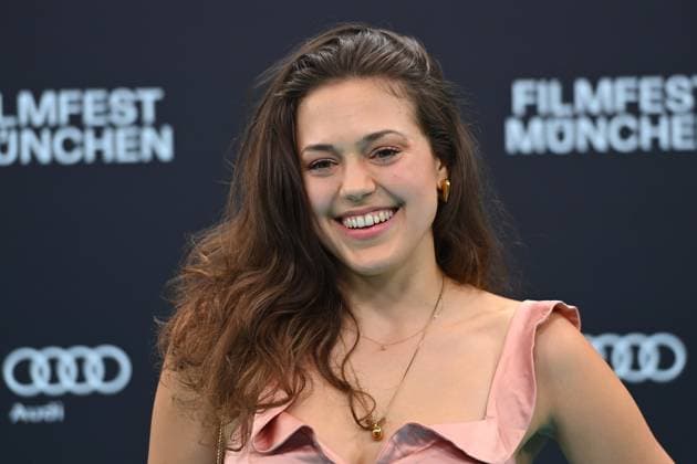 Katharina Scheuba (Schauspielerin), Einzelbild,angeschnittenes Einzelmotiv,Portraet,Portrait,Porträt. Roter Teppich,Red Carpet,Eroeffnung 41.Filmfest Muenchen am 29.06.2024 Gasteig HP8.