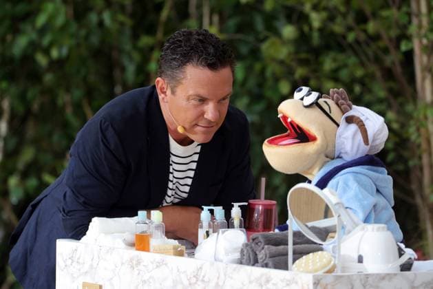 Bilder des Jahres 2024, Entertainment 06 Juni Entertainment Themen der Woche KW26 Entertainment Bilder des Tages Stefan Mross - Immer wieder sonntags 2024, Folge 03 Moderator Stefan Mross mit Holzwurm Willi. ARD-Unterhaltungsshow Immer wieder sonntags. TV-Aufzeichnung und Live-Übertragung vom 30.06.2024 aus dem Wasserpark Rulantica, Rust. Baden-Württemberg, Deutschland.