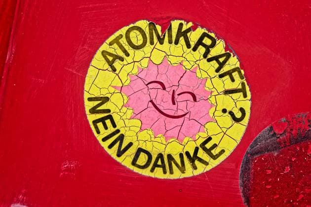 Ein in die Jahre gekommener Aufkleber der Anti-Atomkraft-Bewegung an einem Auto. Atomkraft ? Nein danke. Dieser Aufkleber löst sich nach der Zeit inzwischen auf. Traunstein Bayern Deutschland Copyright: xRolfxPossx