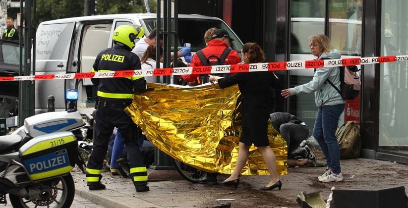 Bilder des Jahres 2024, News 07 Juli News Themen der Woche KW27 News Bilder des Tages Ein PKW ist am Dienstagmorgen mit hoher Geschwindigkeit im die Filiale der Hamburger Sparkasse am Jungfernstieg gerast. Dabei wurde auch ein Lieferwagen in den Unfall verwickelt. Es gab mehrere Verletzte. Polizei, Feuerwehr und Rettungskräfte waren mit Dutzenden Einsatzkräften vor Ort. Der Jungfernstieg wurde weiträumig abgesperrt. Ein 40-jähriger Mann musste reanimiert werden (im Foto). Er schwebt in Lebensgefahr. Altstadt Hamburg