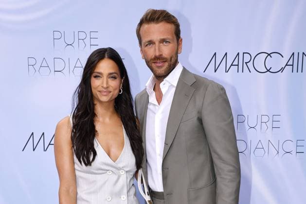 Entertainment Bilder des Tages Amira Pocher und Christian Dueren bei der Marc Cain Pure Radiance Modenschau am 2.07.2024 im Rahmen der Fashion Week Berlin im Kolonnade mit Triumphtor am Neuen Palais in Potsdam Fashionweek Berlin 2024 - Marc Cain Show