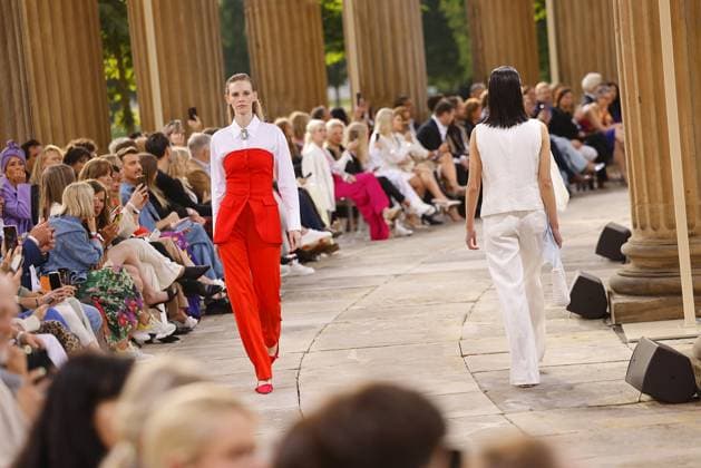 Bilder des Jahres 2024, Entertainment 07 Juli Entertainment Themen der Woche KW27 Entertainment Bilder des Tages Models auf dem Laufsteg bei der Marc Cain Pure Radiance Modenschau am 2.07.2024 im Rahmen der Fashion Week Berlin im Kolonnade mit Triumphtor am Neuen Palais in Potsdam Fashionweek Berlin 2024 - Marc Cain Show