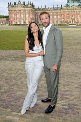 Amira Pocher mit Freund Christian Düren bei der Marc Cain Fashion Show Pure Radiance - Frühjahr Sommer 2025 auf der Berlin Fashion Week S S 2025 in der Kolonnade mit Triumphtor am Neuen Palais. Potsdam, 02.07.2024