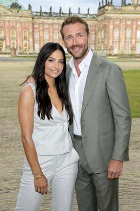 Amira Pocher mit Freund Christian Düren bei der Marc Cain Fashion Show Pure Radiance - Frühjahr Sommer 2025 auf der Berlin Fashion Week S S 2025 in der Kolonnade mit Triumphtor am Neuen Palais. Potsdam, 02.07.2024