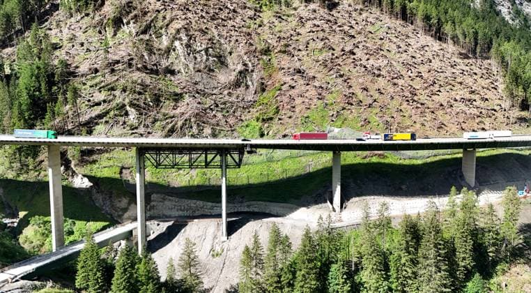 Luegbrücke, Tirol, Österreich 04. Juli 2024: Hier der Blick auf die Luegbrücke der A13 Brennerautobahn bei Gries am Brenner, welche demnächst erneuert werden muss, Stau, Chaos, Sanierung, Abriss, Neubau, Transit, Hangbrücke, Balkenbrücke, Transit, Marode