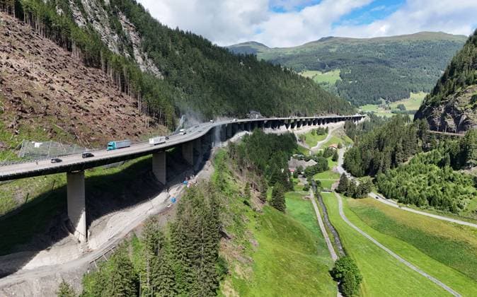 Luegbrücke, Tirol, Österreich 04. Juli 2024: Hier der Blick auf die Luegbrücke der A13 Brennerautobahn bei Gries am Brenner, welche demnächst erneuert werden muss, Stau, Chaos, Sanierung, Abriss, Neubau, Transit, Hangbrücke, Balkenbrücke, Transit, Marode