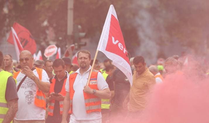 Warnstreik von Beschäftigten im Hamburger Hafen. Er findet im Rahmen der Tarifrunde Seehäfen statt, um vor der vierten Verhandlungsrunde den Druck auf die Arbeitgeber zu erhöhen. Zudem protestieren die Beschäftigten gegen den geplanten Einstieg der Containerreederei MSC bei der Hamburger Hafen und Logistik AG (HHLA). St. Georg Hamburg