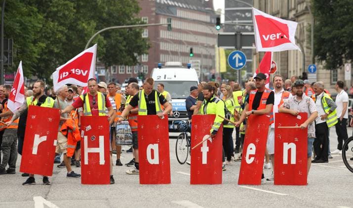 Warnstreik von Beschäftigten im Hamburger Hafen. Er findet im Rahmen der Tarifrunde Seehäfen statt, um vor der vierten Verhandlungsrunde den Druck auf die Arbeitgeber zu erhöhen. Zudem protestieren die Beschäftigten gegen den geplanten Einstieg der Containerreederei MSC bei der Hamburger Hafen und Logistik AG (HHLA). St. Georg Hamburg