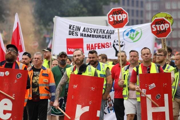 Warnstreik von Beschäftigten im Hamburger Hafen. Er findet im Rahmen der Tarifrunde Seehäfen statt, um vor der vierten Verhandlungsrunde den Druck auf die Arbeitgeber zu erhöhen. Zudem protestieren die Beschäftigten gegen den geplanten Einstieg der Containerreederei MSC bei der Hamburger Hafen und Logistik AG (HHLA). St. Georg Hamburg