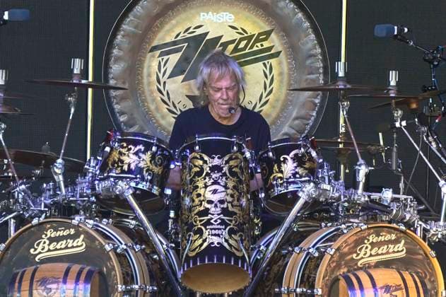Frank Beard von ZZ Top live beim Sommerfestival 2024 unter dem Motto Beats, Bands und Beach in der Autostadt. Wolfsburg, 13.07.2024