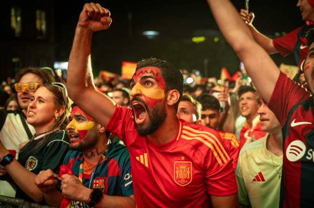 Bilder des Jahres 2024, News 07 Juli News Themen der Woche KW28 News Bilder des Tages Spanische Fans in Stuttgart 20240714 UEFA EURO 2024 Public Viewing Schlossplatz Stuttgart Fussball Fan Zone Endspiel GB - E Spanien gegen England