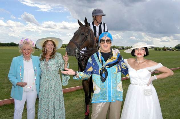 Bilder des Jahres 2024, Entertainment 07 Juli Entertainment Themen der Woche KW28 Entertainment Bilder des Tages Stefanie Simon, Christiane Zander, Julian F.M. Stoeckel und Pauline Stolze beim 4. Internationalen Ladies Cup und Hut Contest 2024 im Polo Park Seeburg Berlin. Dallgow-Döberitz, 14.07.2024