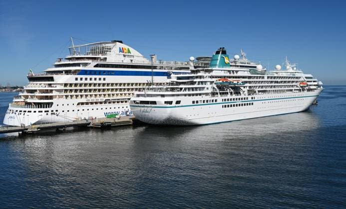Kreuzfahrtterminal Tallinn. Die AidaDiva liegt zusammen an der Pier mit der MS Amadea von Phönix Reisen. Tallinn Tallinn Estland