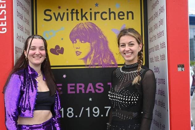 Bilder des Jahres 2024, News 07 Juli News Themen der Woche KW 29 Taylor Swift in Gelsenkirchen ** NUR FÜR REDAKTIONELLE ZWECKE ** EDITORIAL USE ONLY **<p>Fans von Taylor Swift stehen am Mittwoch, 17. Juli 2024 in Gelsenkirchen vor der Veltins Arena. Deutschland NRW Gelsenkirchen Copyright: IngoxOtto