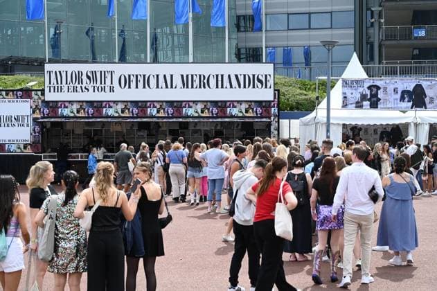 Bilder des Jahres 2024, News 07 Juli News Themen der Woche KW 29 Entertainment Bilder des Tages Taylor Swift in Gelsenkirchen ** NUR FÜR REDAKTIONELLE ZWECKE ** EDITORIAL USE ONLY **<p>Fans von Taylor Swift stehen am Mittwoch, 17. Juli 2024 in Gelsenkirchen vor der Veltins Arena. Deutschland NRW Gelsenkirchen Copyright: IngoxOtto