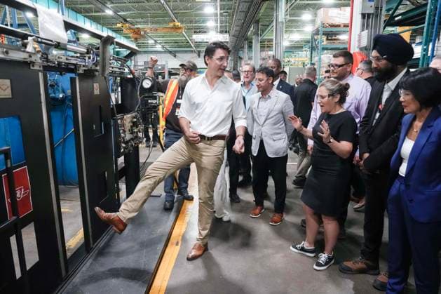 Bilder des Jahres 2024, News 07 Juli News Themen der Woche KW 29 News Bilder des Tages July 17, 2024, Toronto, On, CAN: Prime Minister Justin Trudeau pretends to put his foot in a sliding door as Deputy Prime Minister and Minister of Finance, Chrystia Freeland, and Toronto Mayor Olivia Chow, look on, during a visit to a Toronto Transit Commission yard in Toronto on Wednesday, July 17, 2024. Toronto CAN - ZUMAc35_ 20240717_zaf_c35_019 Copyright: xChrisxYoungx