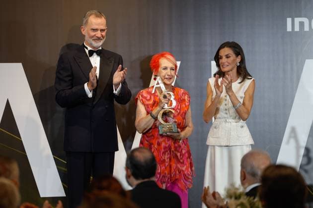 Spain s King Felipe VI (L) and Queen Letizia (R) hand over the Luca de Tena Award to journalist and writer Rosa María Calaf (C) as part of the 104th edition of the ABC Journalism Mariano de Cavia , Luca de Tena and Mingote Awards, in Madrid, Spain, 18 July 2024. 104th edition of the ABC Journalism Mariano de Cavia , Luca de Tena and Mingote Awards in Madrid !ACHTUNG: NUR REDAKTIONELLE NUTZUNG! Copyright: xMariscalx GRAF9752 20240718-55014187241_1