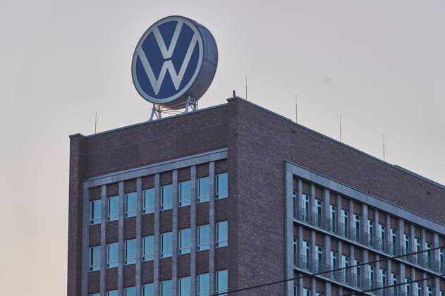 Das Markenhochhaus (bis 2016 VW-Verwaltungshochhaus oder kurz VW-Hochhaus) ist das Verwaltungszentrum der Marke Volkswagen und das ehemalige Verwaltungszentrum der Volkswagen AG. Das Haus wurde nach Plänen aus der VW-Hochbauabteilung 1957 bis 1959 errichtet und steht auf dem Gelände des Volkswagenwerks Wolfsburg. Das Haus wurde nach Plänen aus der VW-Hochbauabteilung 1957 bis 1959 errichtet und steht auf dem Gelände des Volkswagenwerks. (Symbolfoto, Themenfoto) Wolfsburg, 20.07.2024