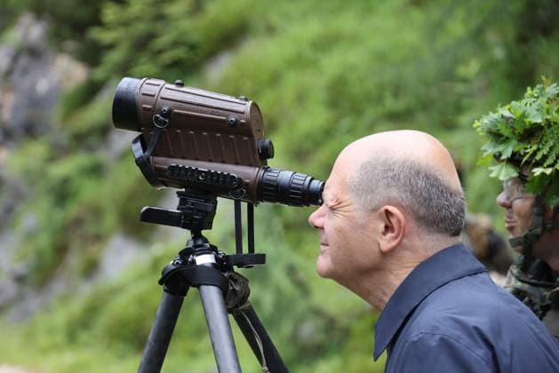 Bilder des Jahres 2024, News 07 Juli News Themen der Woche KW 30 News Bilder des Tages Deutschland, Bundeskanzler Olaf Scholz besucht Gebirgsjäger auf der Reiter Alpe Olaf Scholz Gebirgsjaeger 22.07.2024, Germany, Bayern, Reitralpe, Bundeswehr, Bundeskanzler Olaf Scholz bei den Gebirgsjaegern im gefechtsdstand, Berchtesgarden Bayern Germany