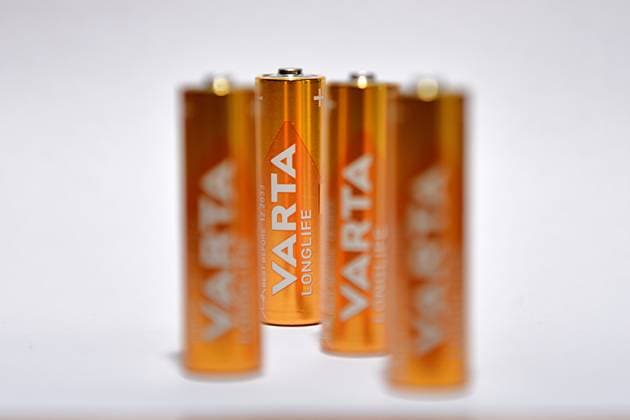 21.7.2024 Batteriehersteller Varta Symbol. Varta AG Das Unternehmen aus Ellwangen produziert Batterien, darunter uch Hochleistungsbatterien für Porsche, steckt in finantiellen Schwierigkeiten, ist hochverschuldet. Heidelberg Rohrbach Baden Württemberg Deutschland