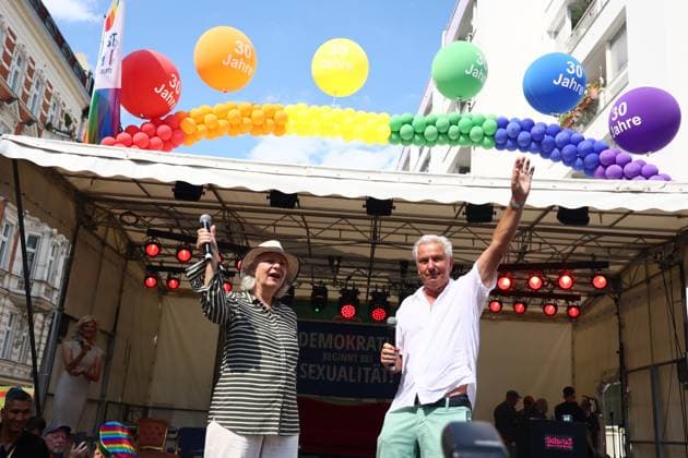 Klaus Wowereit (R) eröffnet den 30. Lesbisch-schwulen Stadtfest in Berlin Schöneberg am 20. Juli 2024. 30. Lesbisch-schwules Stadtfest in Schöneberg