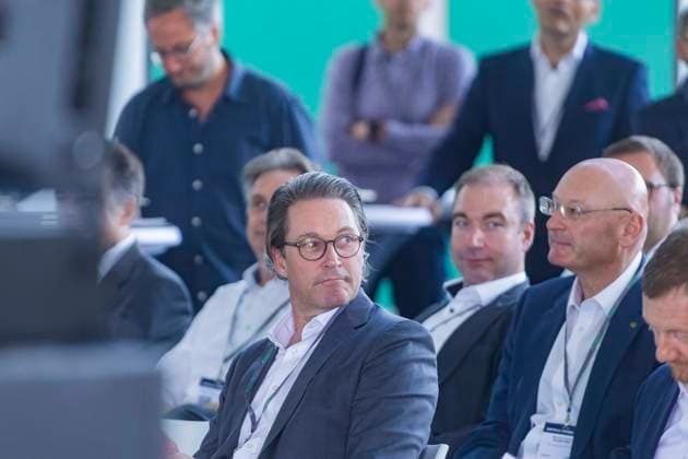 FES Präsentation des ersten Brennstoffzellen-Lkw der FES GmbH Fahrzeug-Entwicklung Sachsen. Die FES GmbH beschäftigt sich seit mehr als sieben Jahren mit der Entwicklung von Brennstoffzellensystemen sowie deren Applikation in Fahrzeugen und wird nun den ersten Lastkraftwagen, mit einem Gewicht von 18 Tonnen, im Straßenverkehr zulassen. unter den geladenen Gästen, der ehemalige Bundesverkehrsminister Andreas Scheuer. Zwickau Sachsen Deutschland