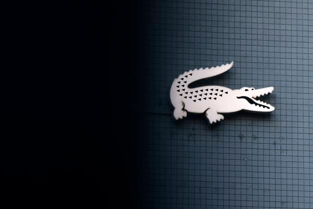 Lacoste-Logo auf der Wand eines Bekleidungsgeschäfts in Köln. Lacoste ist eine international bekannte französische Bekleidungsmarke, deren Logo ein Krokodil ist. (Themenbild, Symbolbild) Köln, 24.07.2024 NRW Deutschland Copyright: xChristophxHardtx