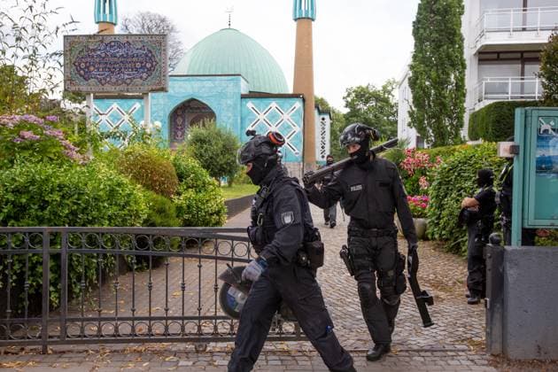 Bilder des Jahres 2024, News 07 Juli News Themen der Woche KW 30 News Bilder des Tages Islamisches Zentrum Hamburg (IZH) verboten DEU, Deutschland, Hamburg: Polizeieinsatz und Razzia beim Islamischen Zentrum Hamburg (IZH). Das Zentrum sowie weitere proiranische Einrichtungen wurden in mehreren Bundesländern verboten. Das IZH steht im Verdacht, die verbotene Terrororganisation Hisbollah unterstützt zu haben. Hamburg Hamburg Deutschland