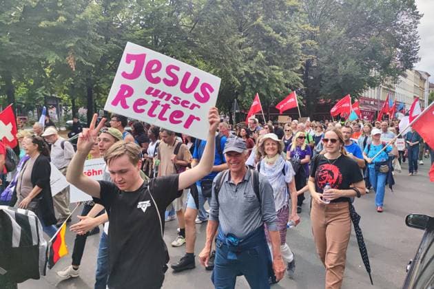 Bilder des Jahres 2024, News 07 Juli News Themen der Woche KW 30 News Bilder des Tages Berlin, Deutschland, 27.07.2024: Kreuzberg: Demo unter dem Motto Marsch für Freiheit : Streng religiöse Menschen ziehen über die Oranienstraße. Auf Flyern und Bannern wird Werbung für Mission Berlin gemacht, die zugehörige Website weist als Betreiber aus Miracle Center Church Berlin e.V. , Verantwortlicher Jimmy Ntale, Lead Pastor MCC Berlin; auf Fahnen und Bannern ist zu lesen Jesus ist König oder Jesus ist unser Retter Copyright: xdtsxNachrichtenagenturx dts_44062