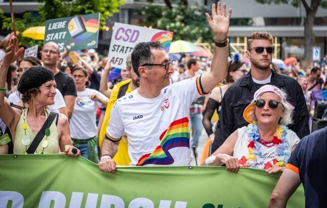 Bilder des Jahres 2024, News 07 Juli News Themen der Woche KW 30 News Bilder des Tages Christopher Street Day in Stgt. 20240727 CSD Umzug in Stuttgart; Cem Özdemir Bundesminister f. Landwirtschaft, Die Grünen