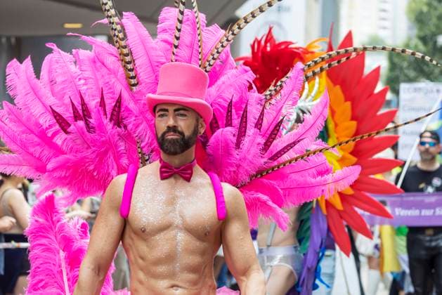 Bilder des Jahres 2024, News 07 Juli News Themen der Woche KW 30 News Bilder des Tages Christopher Street Day in Stuttgart 2024. Mit 150 Formationen erlebt die Landeshauptstadt die größte CSD-Demo aller Zeiten. Sie setzt ein Zeichen für Vielfalt, Respekt, Akzeptanz und Gleichberechtigung. Rund 300.000 Menschen verfolgten den Umzug vom Straßenrand. Diesjähriges Motto Vielfalt leben. Jetzt erst recht! 27.07.2024: Stuttgart, Baden-Württemberg, Deutschland