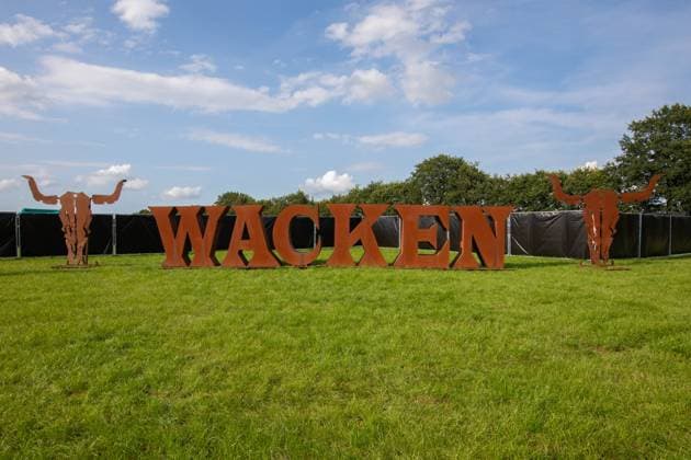 Bilder des Jahres 2024, News 07 Juli News Themen der Woche KW 30 Wacken Open Air 2024 - Samstag vor den Sturm der Fans am Stonntag und den ersten Metalheads. Am Sonntage Vormittag öffnen die Campingflächen für 85.000 erwartete Fans, dennoch füllt sich das Dorf bereits mit Leben. Am Samstag vor der Anreise scheint die Sonne und die letzten Arbeiten werden verrichtet Wacken Schleswig Holstein Deutschland 353A8116