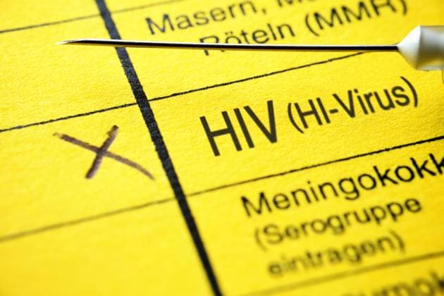 FOTOMONTAGE, Impfausweis mit dem Schriftzug HIV, Impfung gegen HIV-Infektion