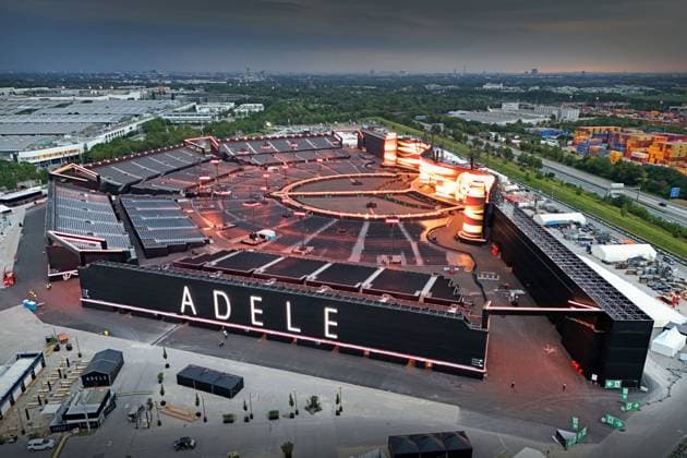 Bilder des Jahres 2024, Entertainment 07 Juli Entertainment Bilder des Tages Soundcheck von Adele am31.07.2024 in der fertiggestellten Open Air Arena fuer die Europa Konzerte im August auf dem Freigelaende der Messe Muenchen. Der globale Superstar Adele gastiert am 2., 3., 9. und 10. August 2024 in Muenchen. Auf dem Gelaende der Messe Muenchen an der Autobahn A94 wird Adele in einer Open-Air-Situation auftreten, die ausschliesslich fuer diese besonderen Konzerte geschaffen wurde. a